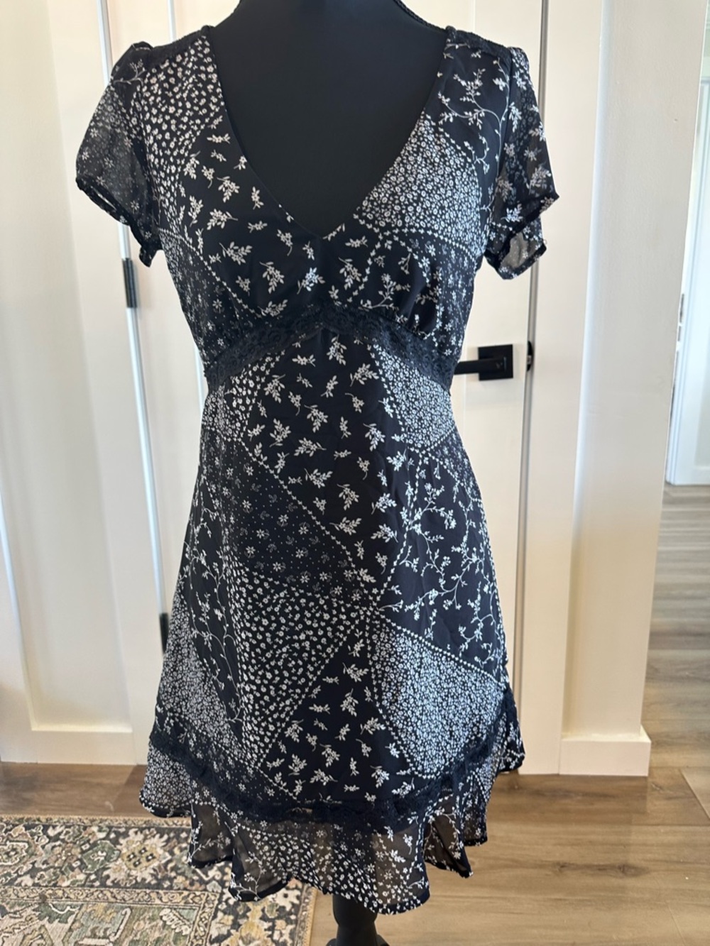 Forever 21 Black Floral Patchwork V-Neck Women’s Dress Size Small
